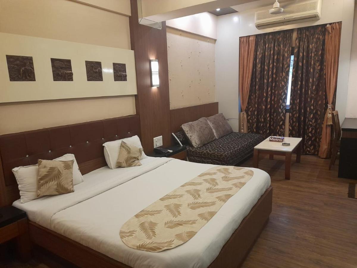 Hotel Mayur By Wb Inn Ulhasznagar Kültér fotó