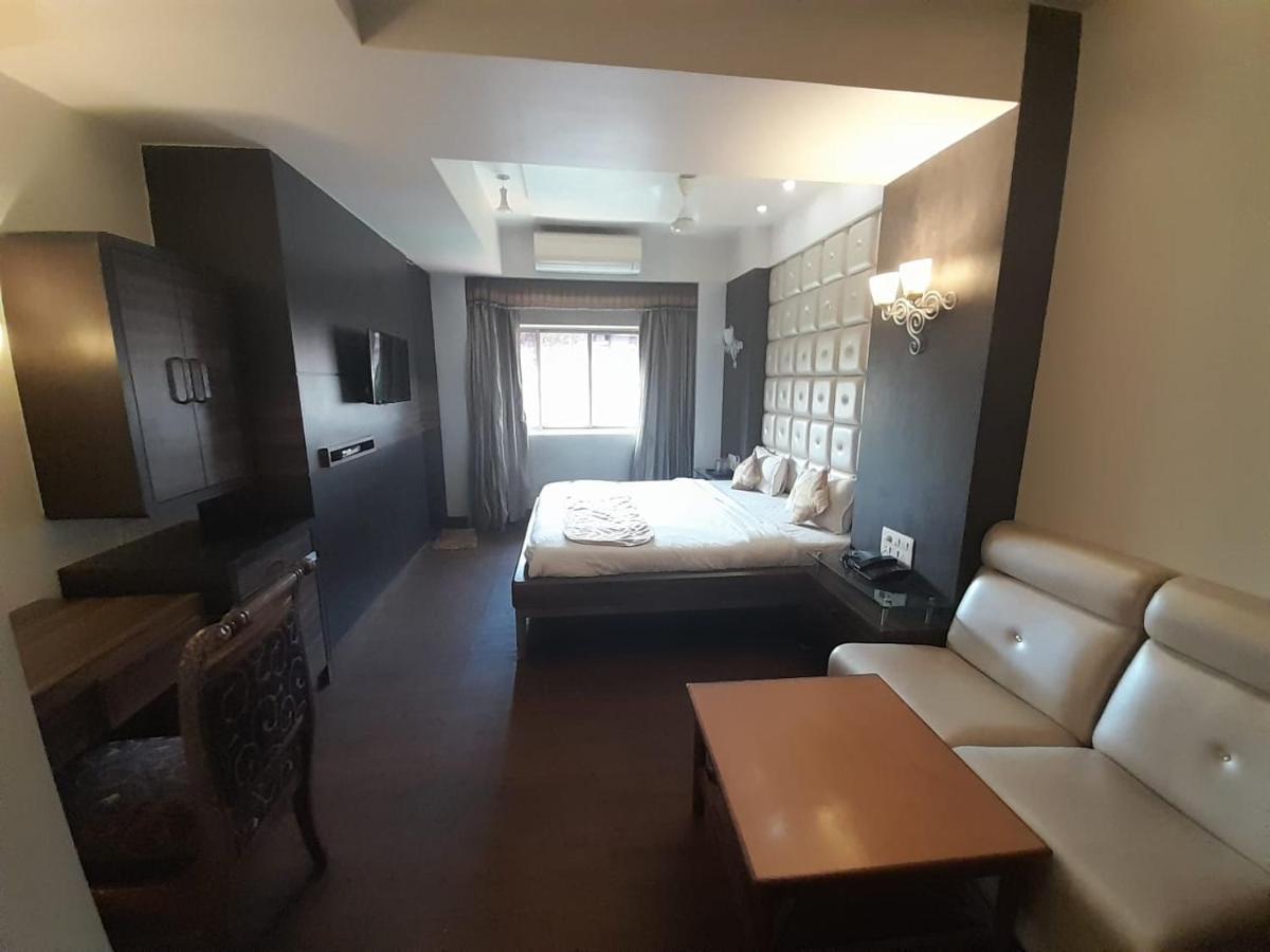 Hotel Mayur By Wb Inn Ulhasznagar Kültér fotó
