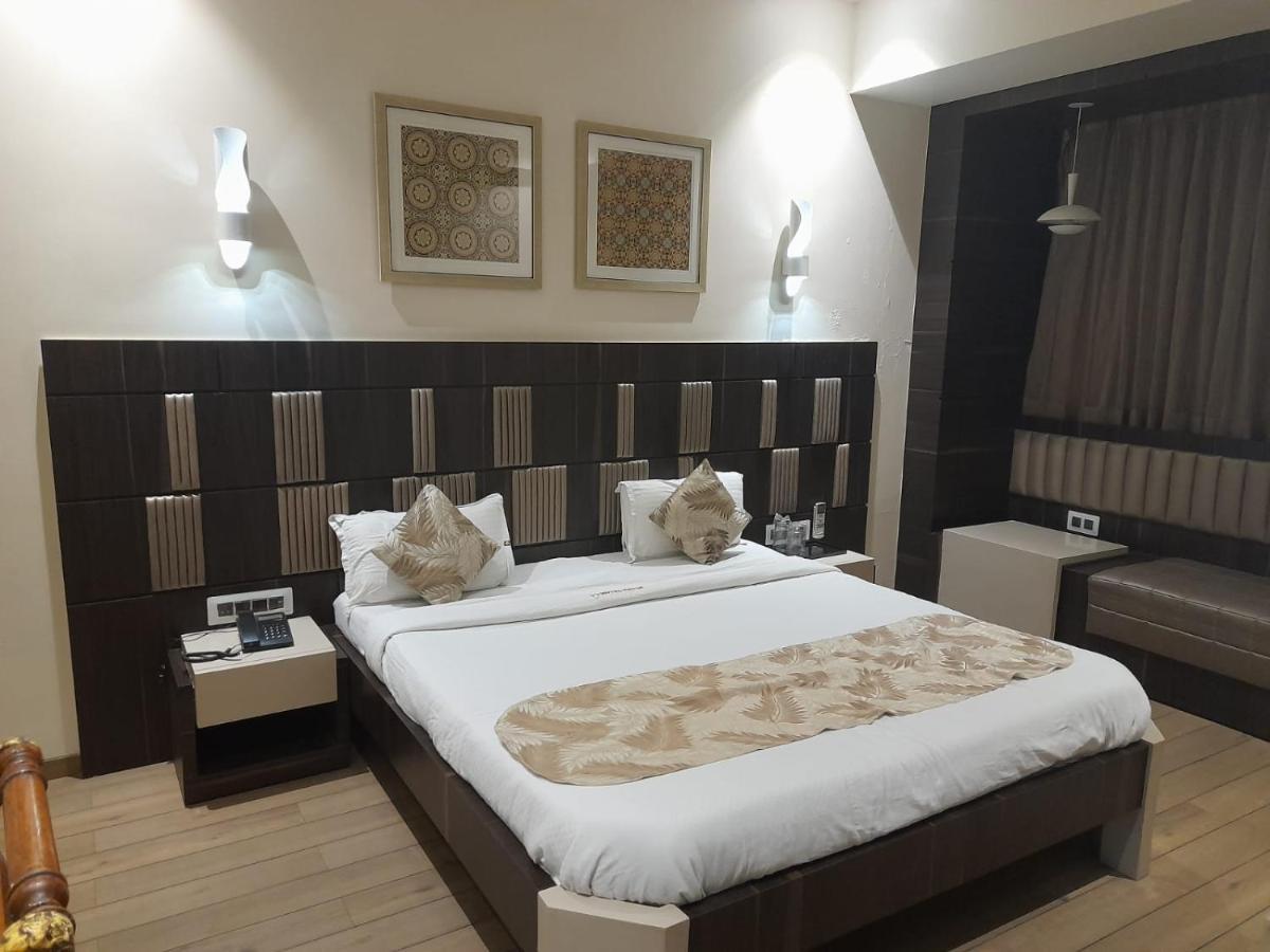 Hotel Mayur By Wb Inn Ulhasznagar Kültér fotó