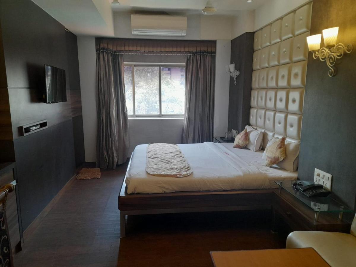 Hotel Mayur By Wb Inn Ulhasznagar Kültér fotó