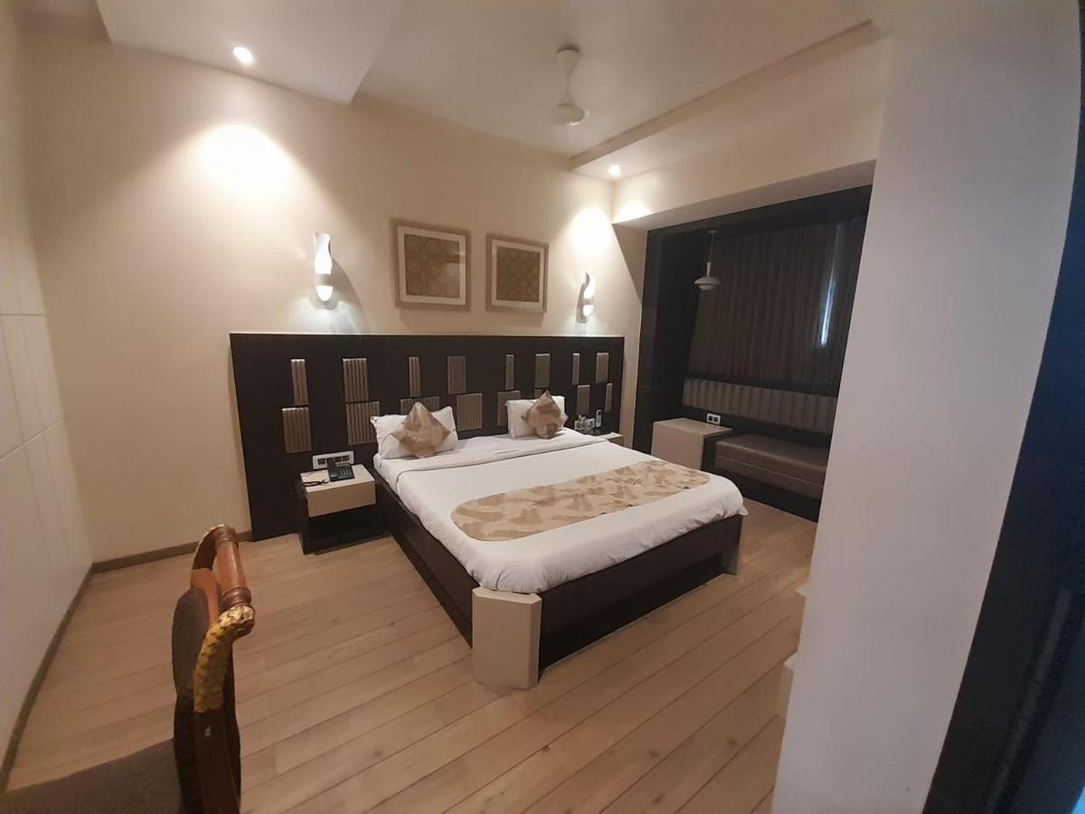 Hotel Mayur By Wb Inn Ulhasznagar Kültér fotó